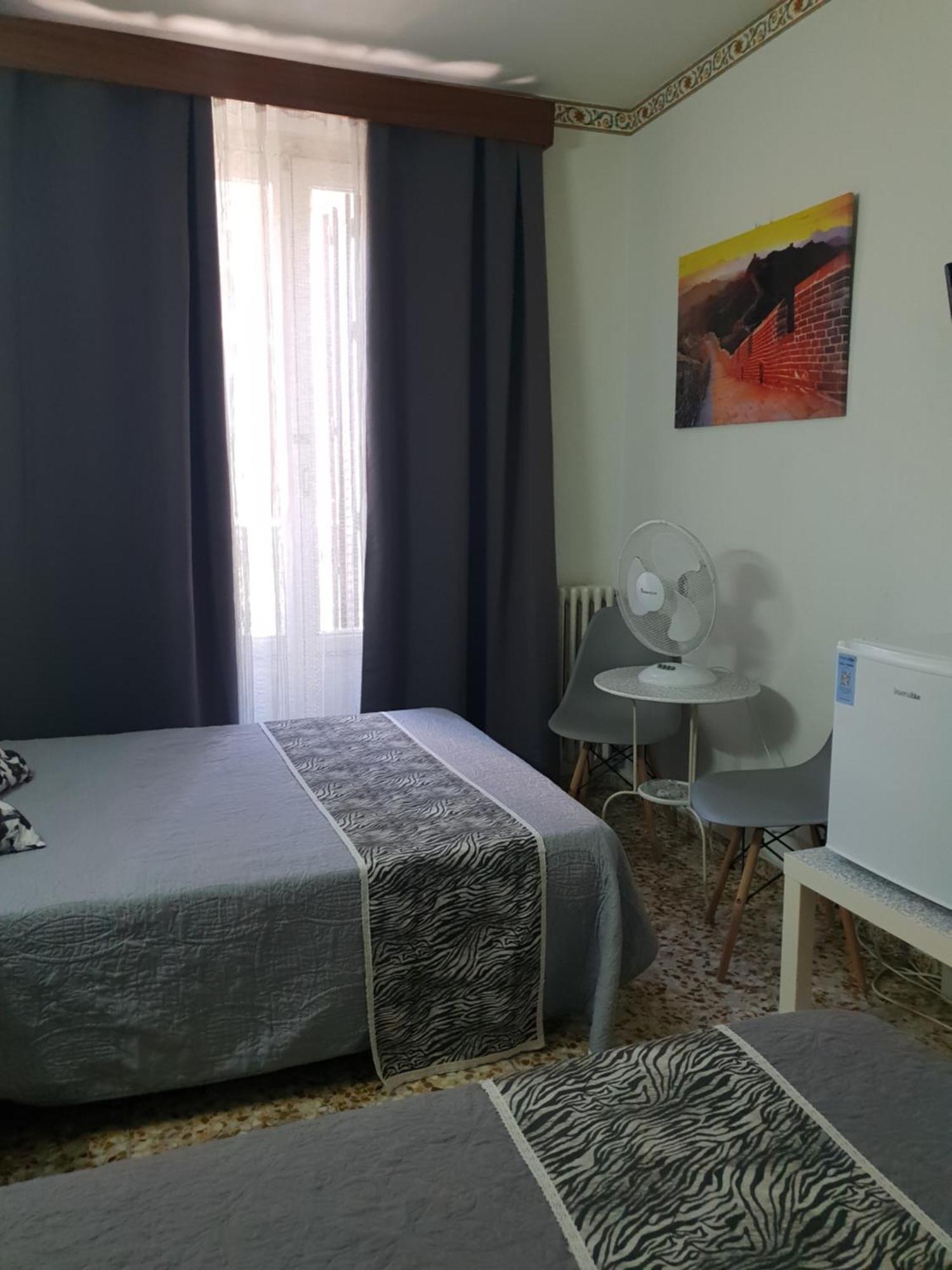 Hostal Diaz Madrid Chambre photo